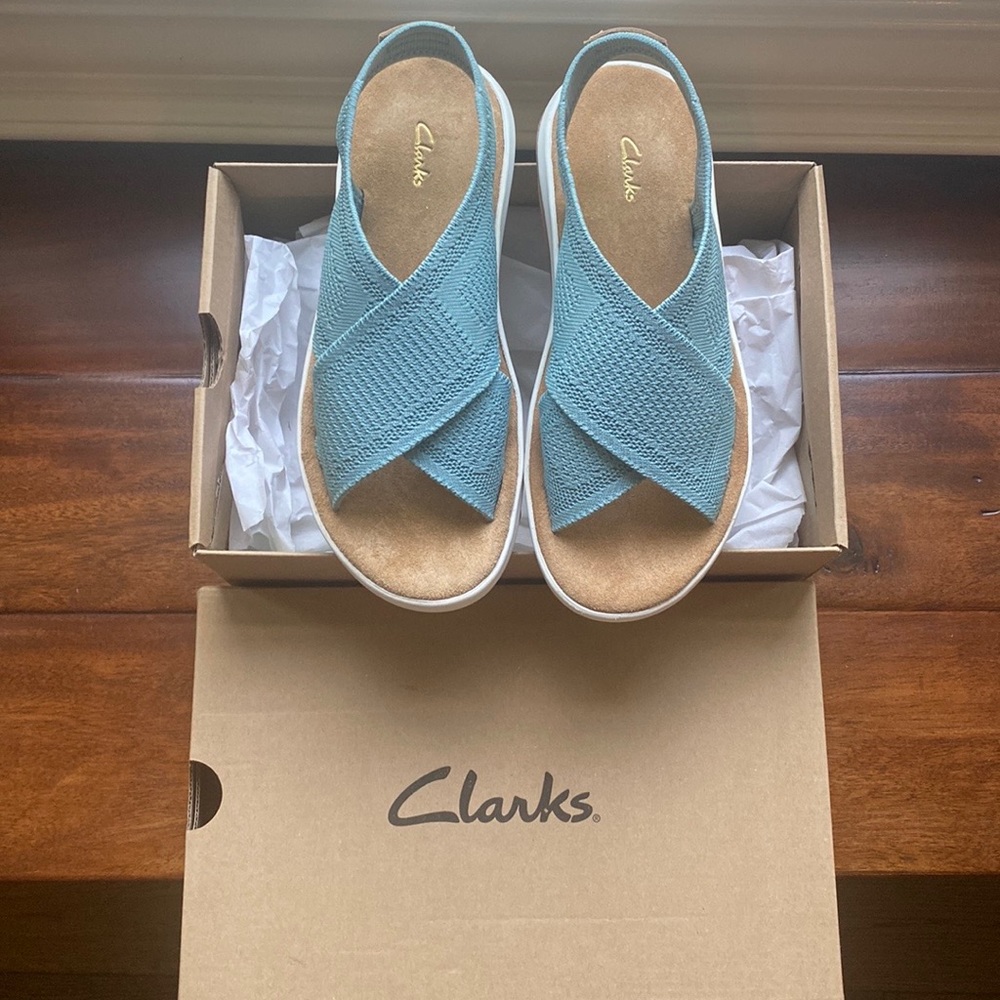Clarks NWT, in box size 6, Jemsa Dash turquoise knit sandal w leather sole